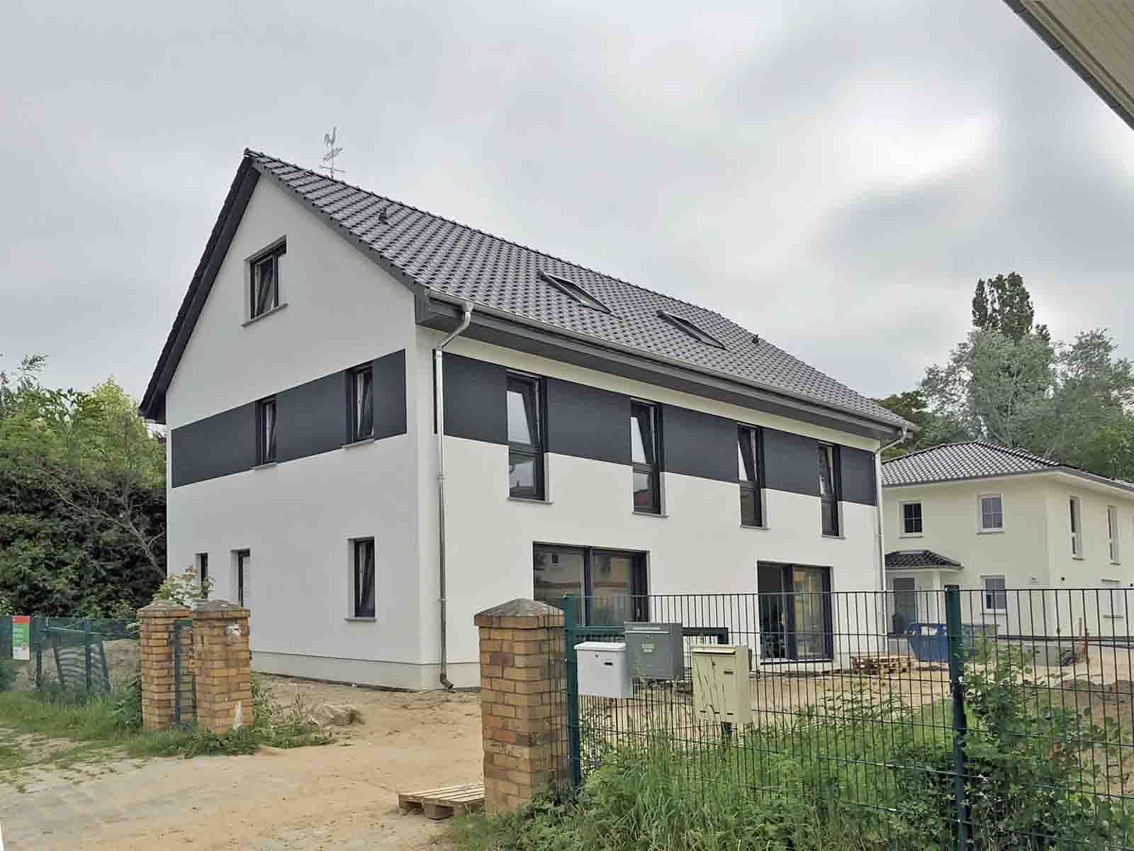 Deutsche-Politik-News.de | Dieses familienfreundliche Doppelhaus kann am Wochenende in 12621 Berlin besichtigt werden. Foto: Roth-Massivhaus